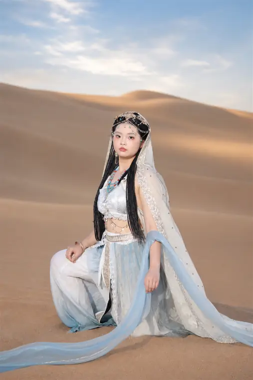 西域艺术照 · 静立风沙